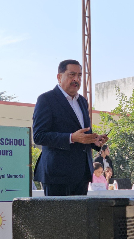 Shri Manuj Goyal speaking on stage