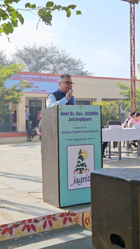 Shri Jaikrishan Jajoo speaking at the podium